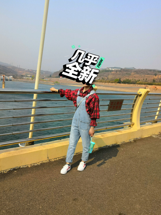 图片背带牛仔裤。S码。就穿了三次 几乎全新