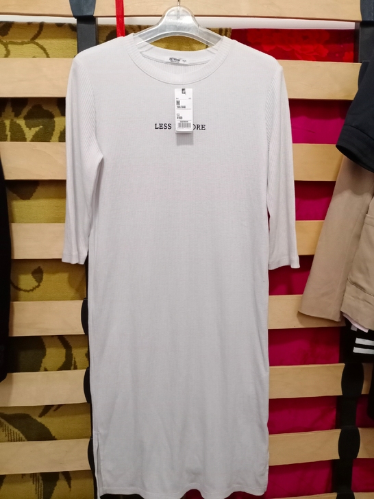 女款针织衫,孤品全新,轻微脏。特价出