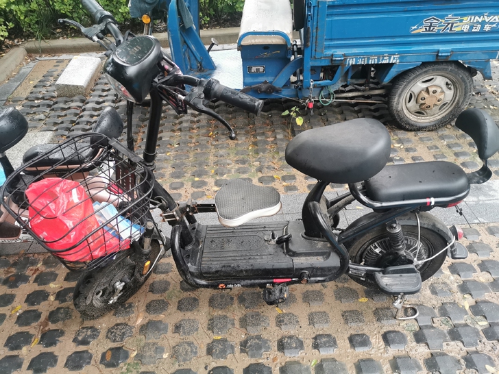 下雨拍的不清,车很新至少九成,土门雅迪26...