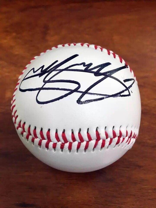 【王俊凯 亲笔签名棒球】