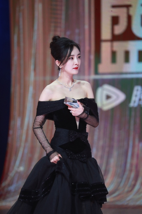 买一送一!杨幂黑色开胸礼服活动现场生图特写...