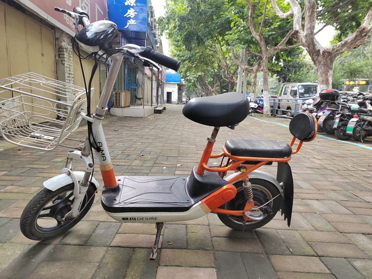 爱玛时尚简易款电动车