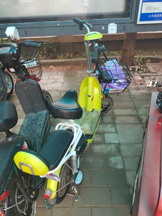 爱玛电动车，今年新换的锂电池，无任何毛病