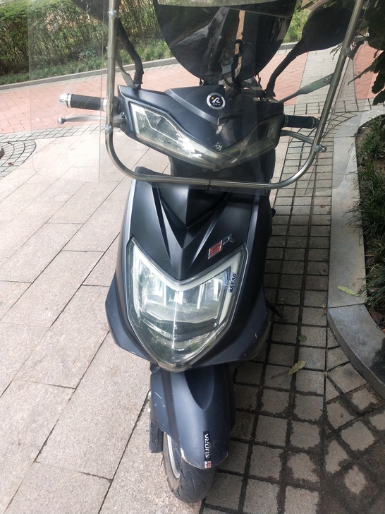 72V 32A新日电动车成色如图。仪表显示...