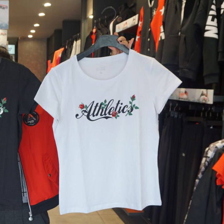 特步女装2018夏针织短袖黑T恤学生绣花复...