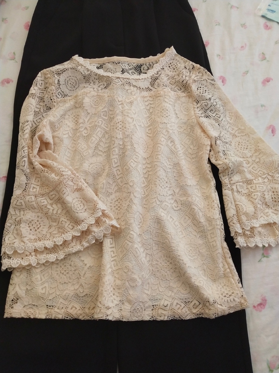 米色蕾丝衫