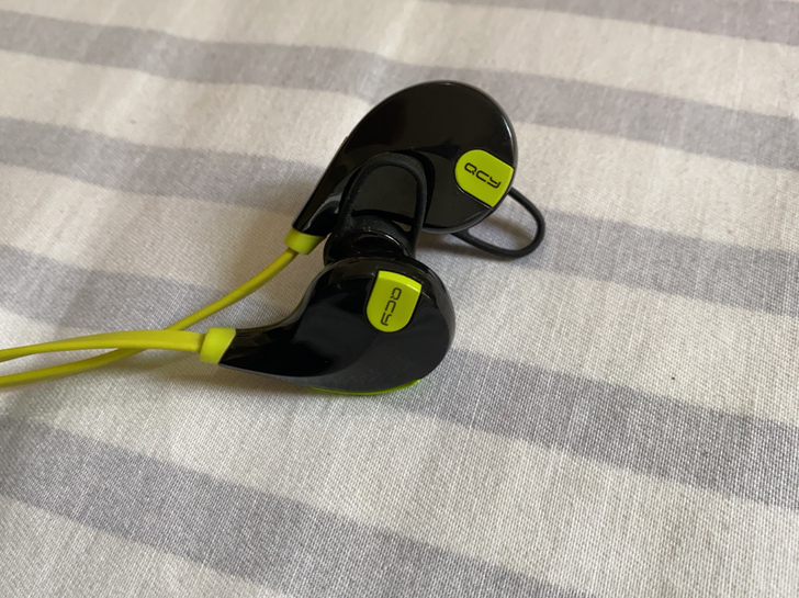 QCY蓝牙耳机，音质不错，要的速度，附赠一...