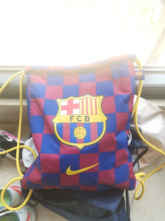 有点小了，背过一次！专卖店购买！