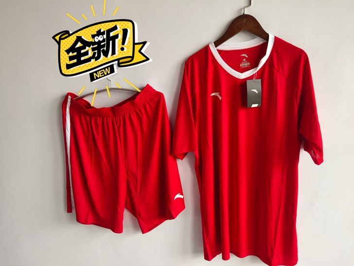 安踏正品足球套装，上衣＋裤头175斤以下都...