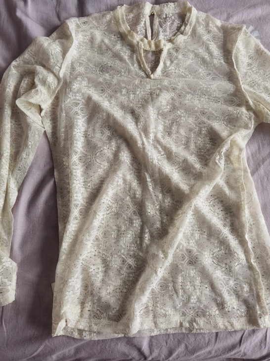 乐町蕾丝衫，比较修身，当时买了L码。质量比...