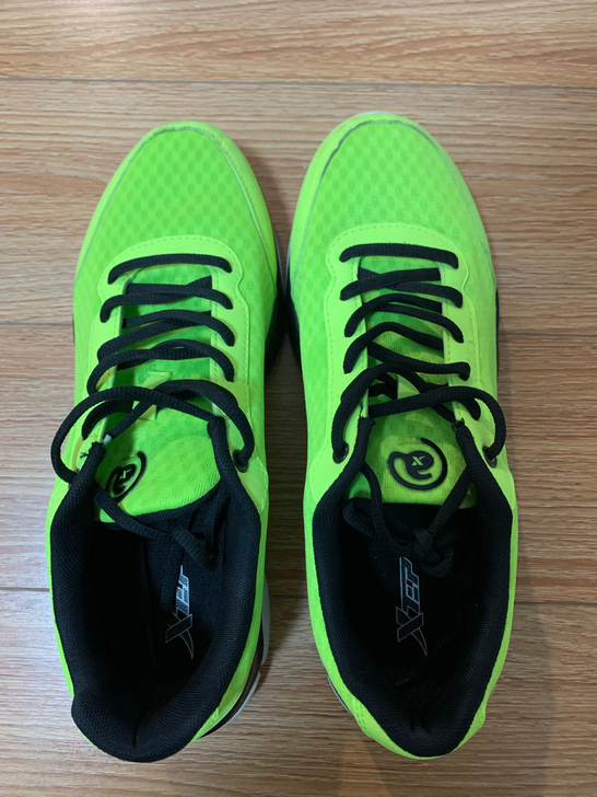 特步运动鞋,44码,几乎全新,买回来试了就...