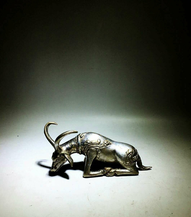 跪鹿镇纸，白铜镀银！包浆皮壳老熟，使用痕迹...