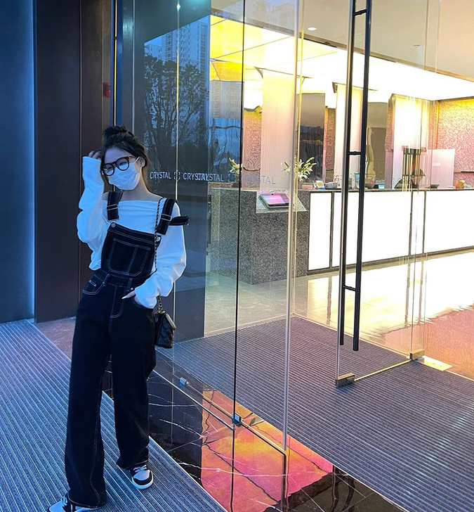 明线背带长裤 背带可以调节 是宽松拖地的款...