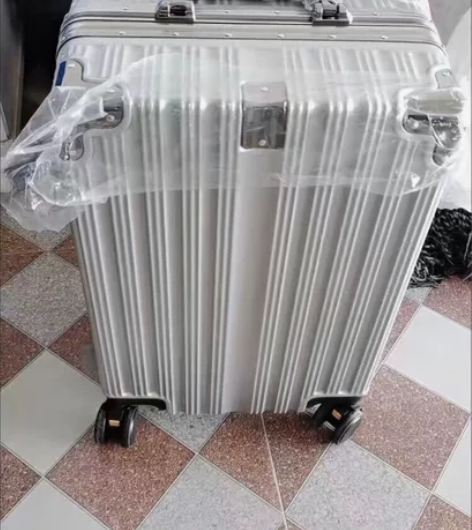 公司搞活动余下袋鼠行李箱，低价出售。20一...