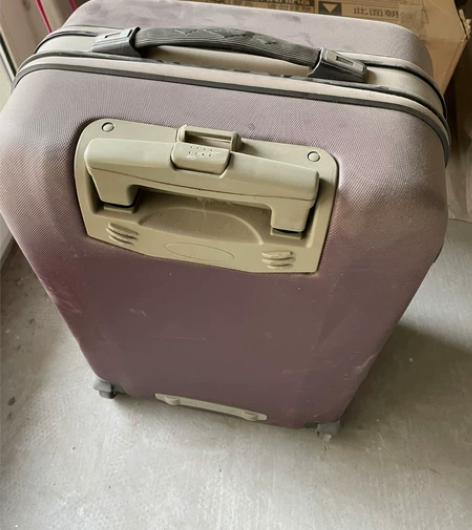 闲置行李箱，基本没用过，有点灰没擦干净，不...