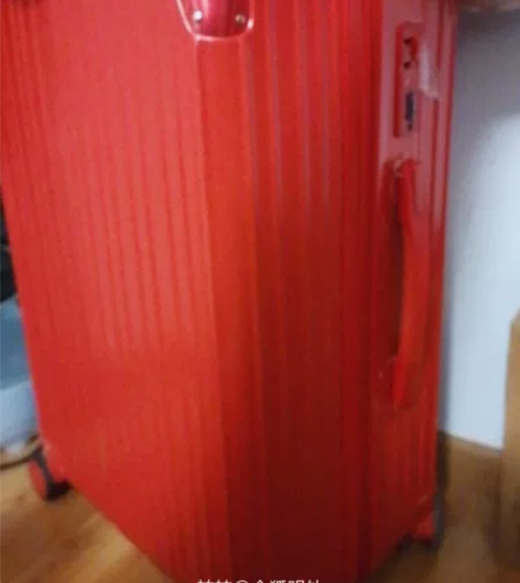 红色行李箱 全新女万向轮24寸 感兴趣的话...