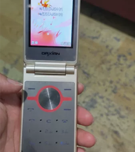 出翻盖手机，一机一电，无充电器，成色如图，...