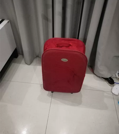 大红色女士行李箱。 女士行李箱。轻便好用，...