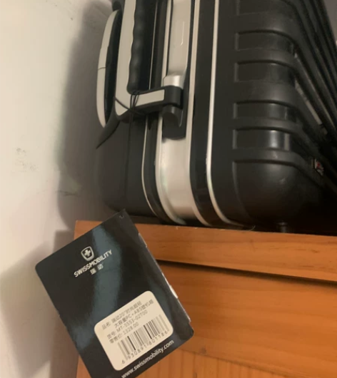 瑞士军刀万向轮行李箱 感兴趣的话点“我想要...