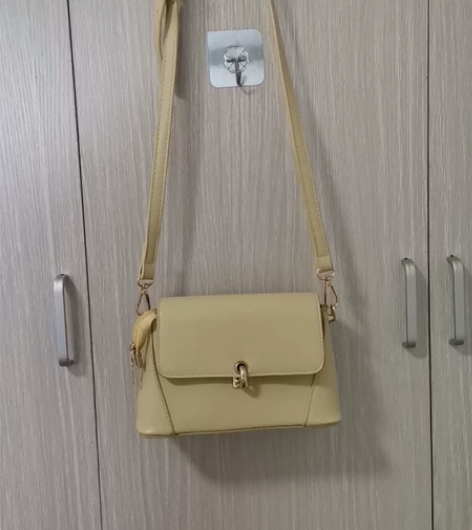 柠檬黄包包，几乎全新，质感很好，20包邮，...