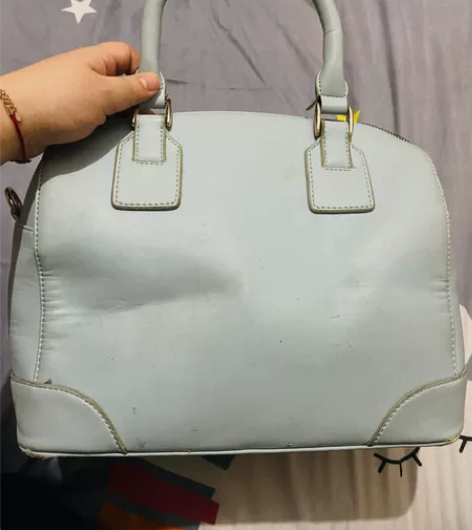 淡蓝淡蓝的，很好看，超能装，不包邮，可以逛...