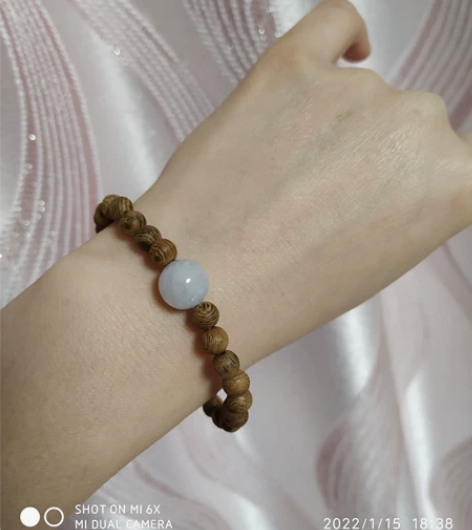 翡翠鸡翅木手链 木珠是鸡翅木，配两颗翡翠圆...