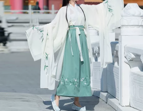 汉服 感兴趣的话点“我想要”和我私聊吧～