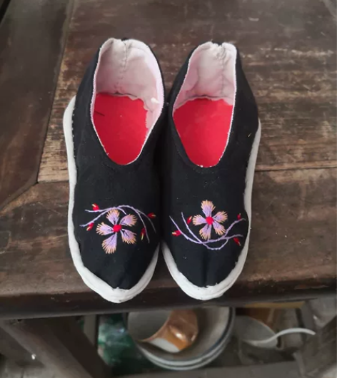 老手工刺绣小脚鞋一双 包老 全新没有使用过...