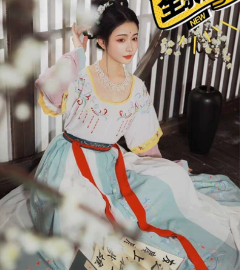 正品 全新 柒邑坦领汉服，吊牌在，m码!下...