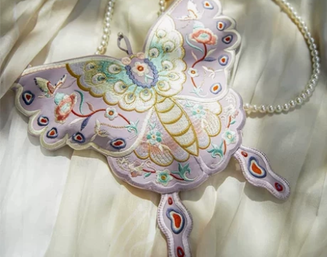 司南阁斜挎双面重工蝴蝶刺绣汉元素零钱手机包...