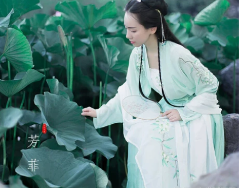 河汉涓埃芳菲 全新全套汉服！三色都有买多了...