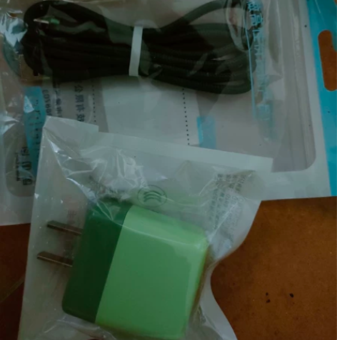 手机充电器5V2A快充双色2孔  配冲电线...