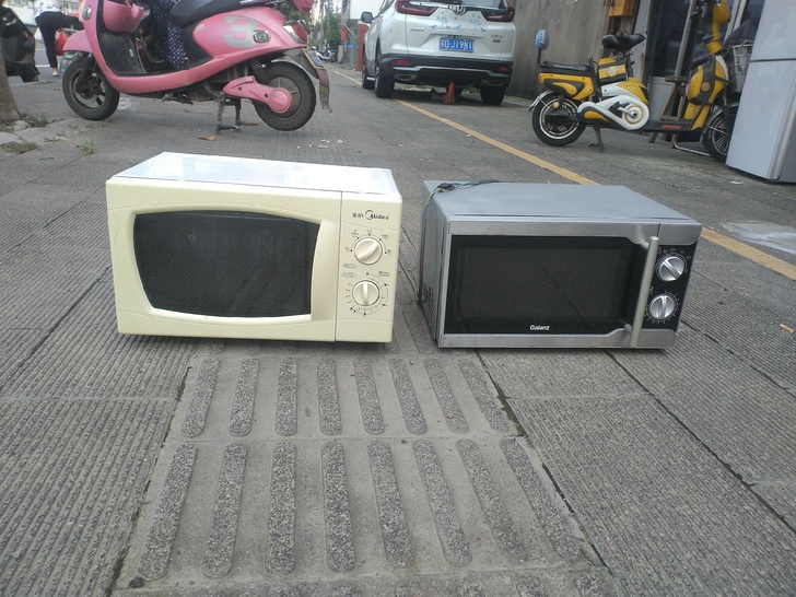两台微波炉便宜卖一台格兰仕,一台美的都九成...