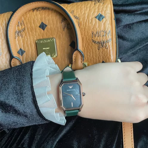 去年朋友送的阿玛尼小绿表，无任何磨损，全新...