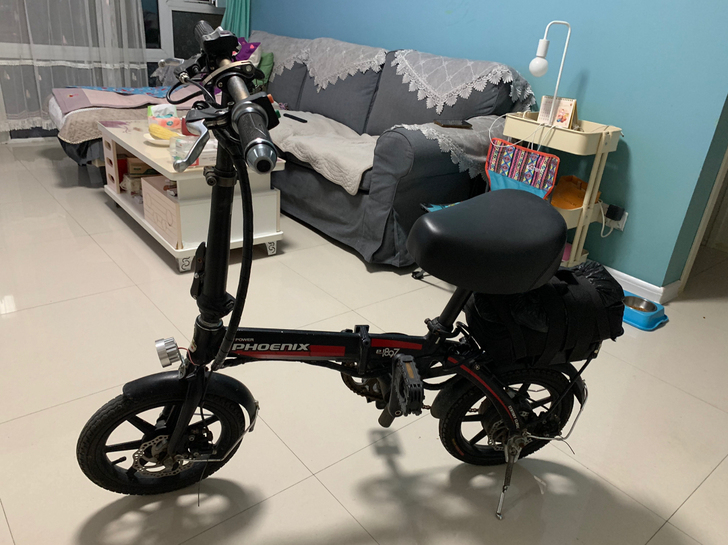 凤凰折叠电动车  8成新 车体保持干净，没...