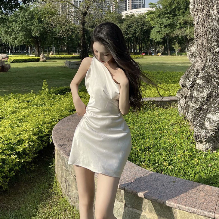 法式轻奢名媛无袖绸缎面连衣裙夏不规则金属扣...