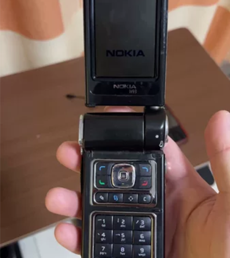诺基亚n93 成色看图。明显的使用痕迹。介...