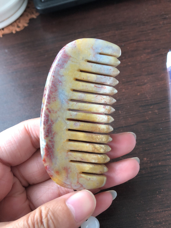 珊瑚玉彩虫纹的梳子手把件，一梳百顺，嘻嘻嘻...