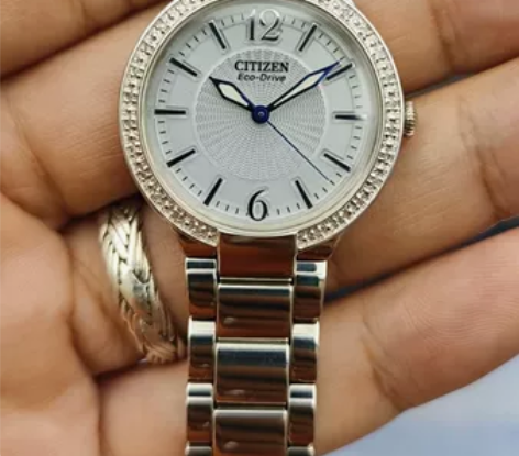 西铁城光动能蓝针女表 该表成色非常好。后盖...