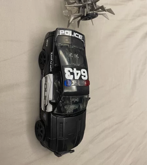 变形金刚 mpm05路障厂货，配件如图，无盒说。一侧胯部尖刺...