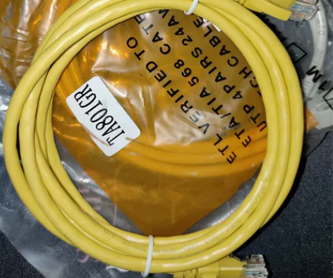 两根全新网线 黄色两米，灰色不知道 缺钱转...
