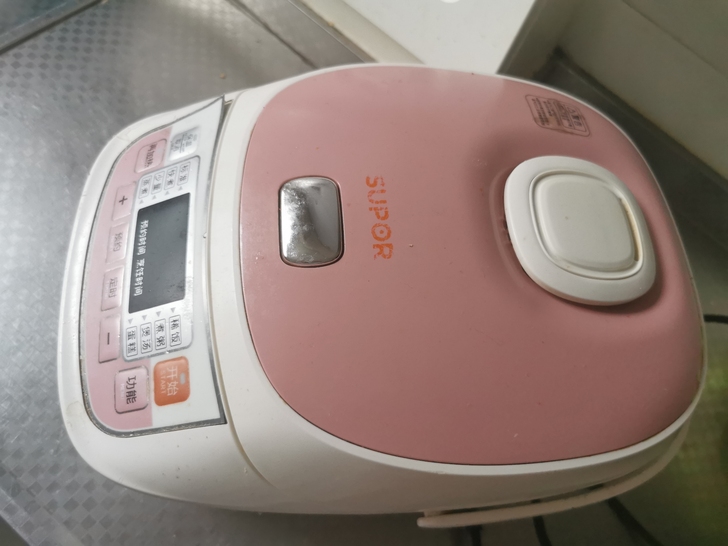 旧电饭煲卖掉，铲子蒸笼都齐全，使用没问题，...