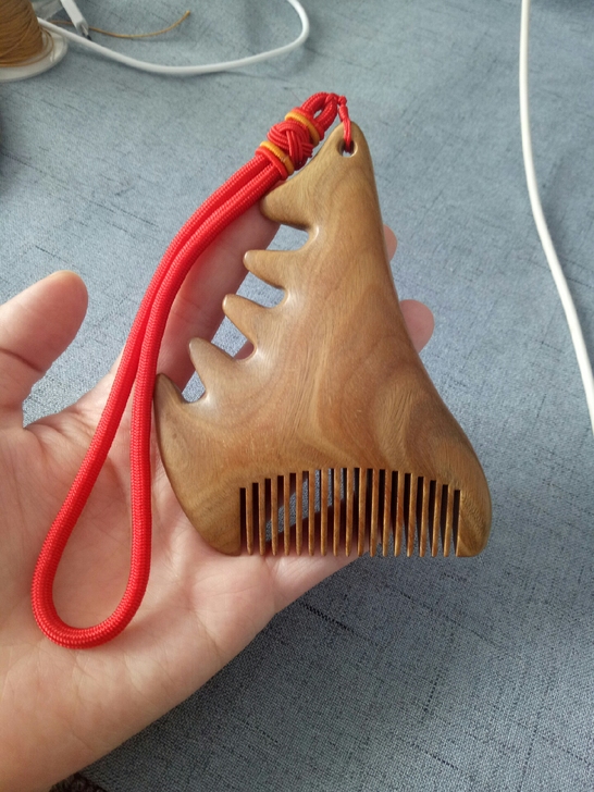 天然绿檀木梳子 小怪兽按摩梳,刮痧板梳子 ...