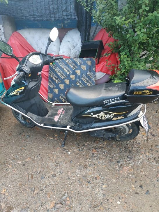 凤凰电动车，新旧如图。空车600元。带48...