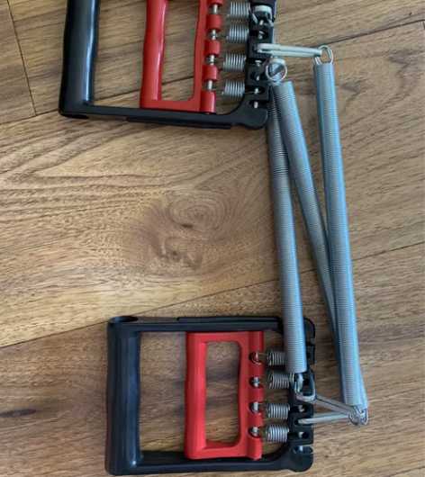 网球拍2个，一个9新，一个全新，送网球，送...