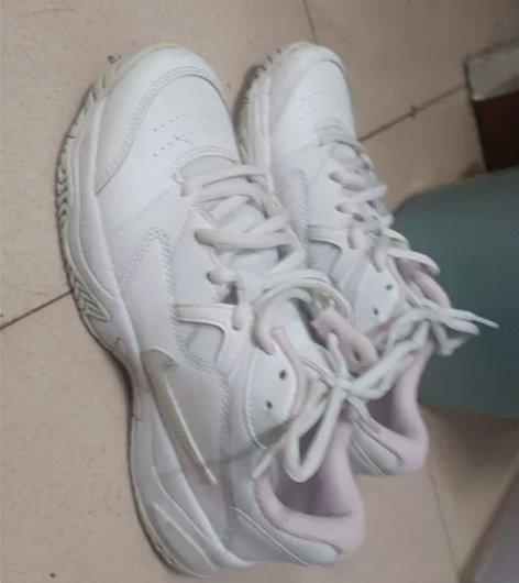 要毕业啦,以后也打不了网球了,便宜卖掉,还...