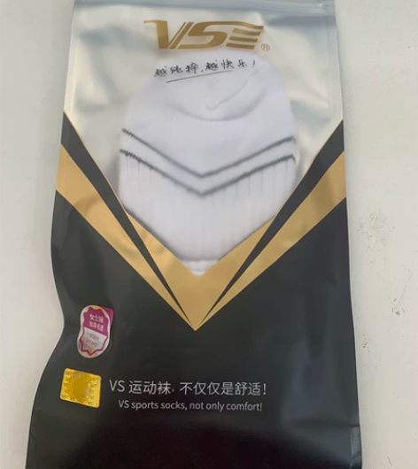 出一个运动礼盒，包含一对护腕、一对加厚运动...