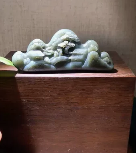 和田籽料青玉山水笔架，156克。标价为克价...