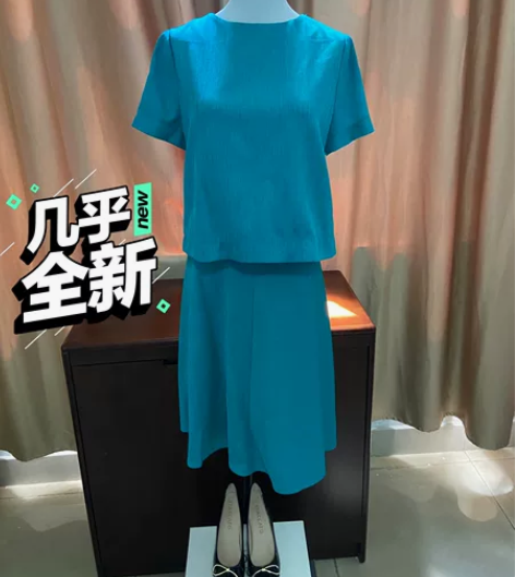降价，邮费到付。 闲置湖水绿色套装，后背有...