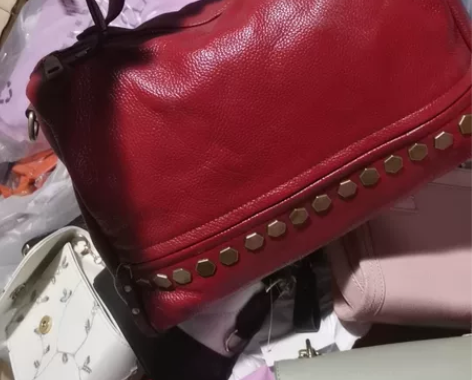 我这是头层牛皮女包，一个大红色一个酒红色，...